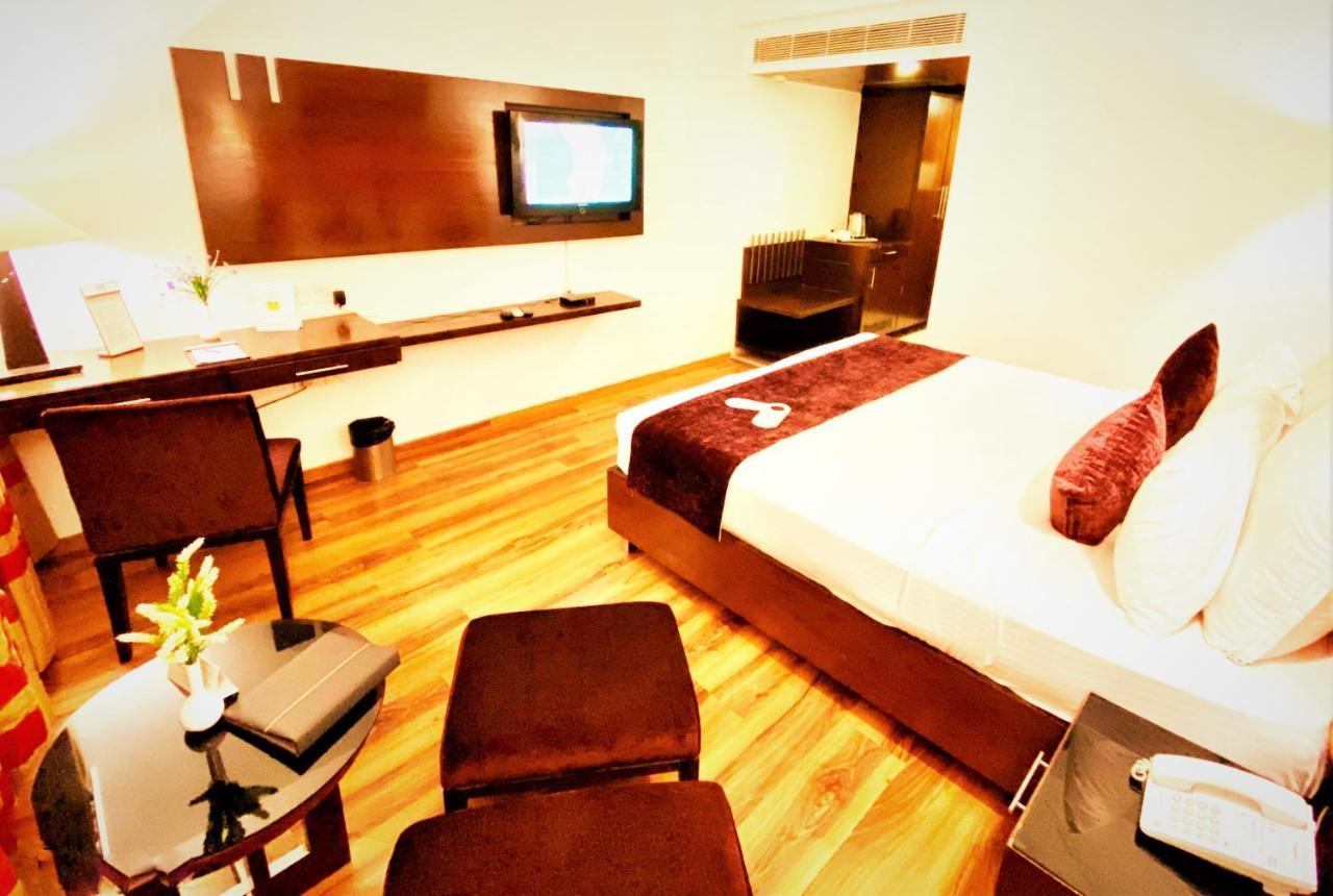 Gis Select Banjara Hill Hotel Hyderabad Exterior foto
